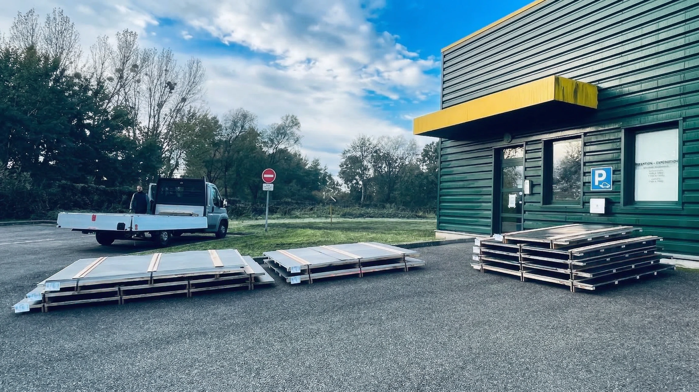 Rayonnage métallique industriel avec canettes aluminium stockées sur étagères perforées